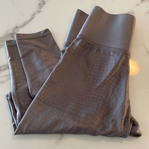 CARBON38 High Rise Legging Crocodile Shine (NWOT) - Picture 4 of 5